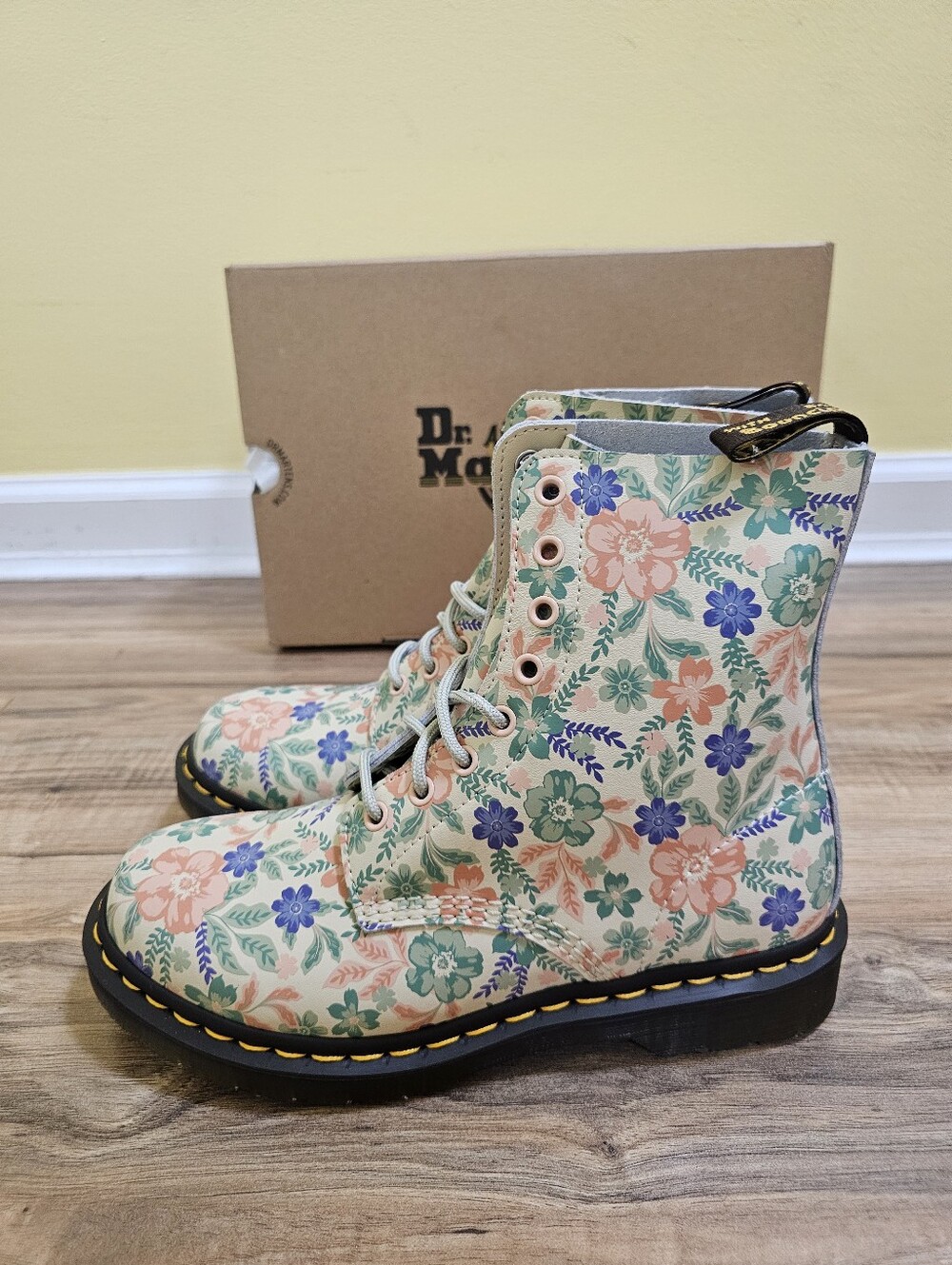 New Dr. Martens 1460 VONDA Floral Leather Boots - Picture 4 of 14